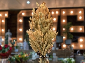 Neutral dried flower arrangement