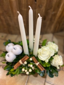 White Christmas table arrangement